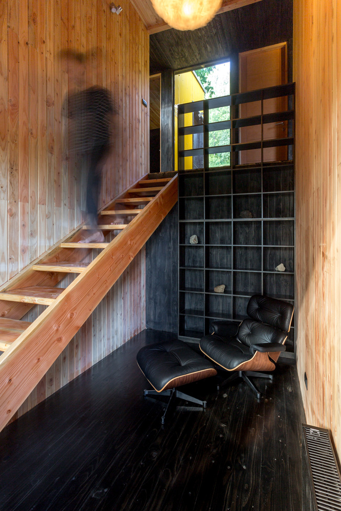 Yellow House — zona de dormitorios y baño, arquitecto Alejandro Soffia